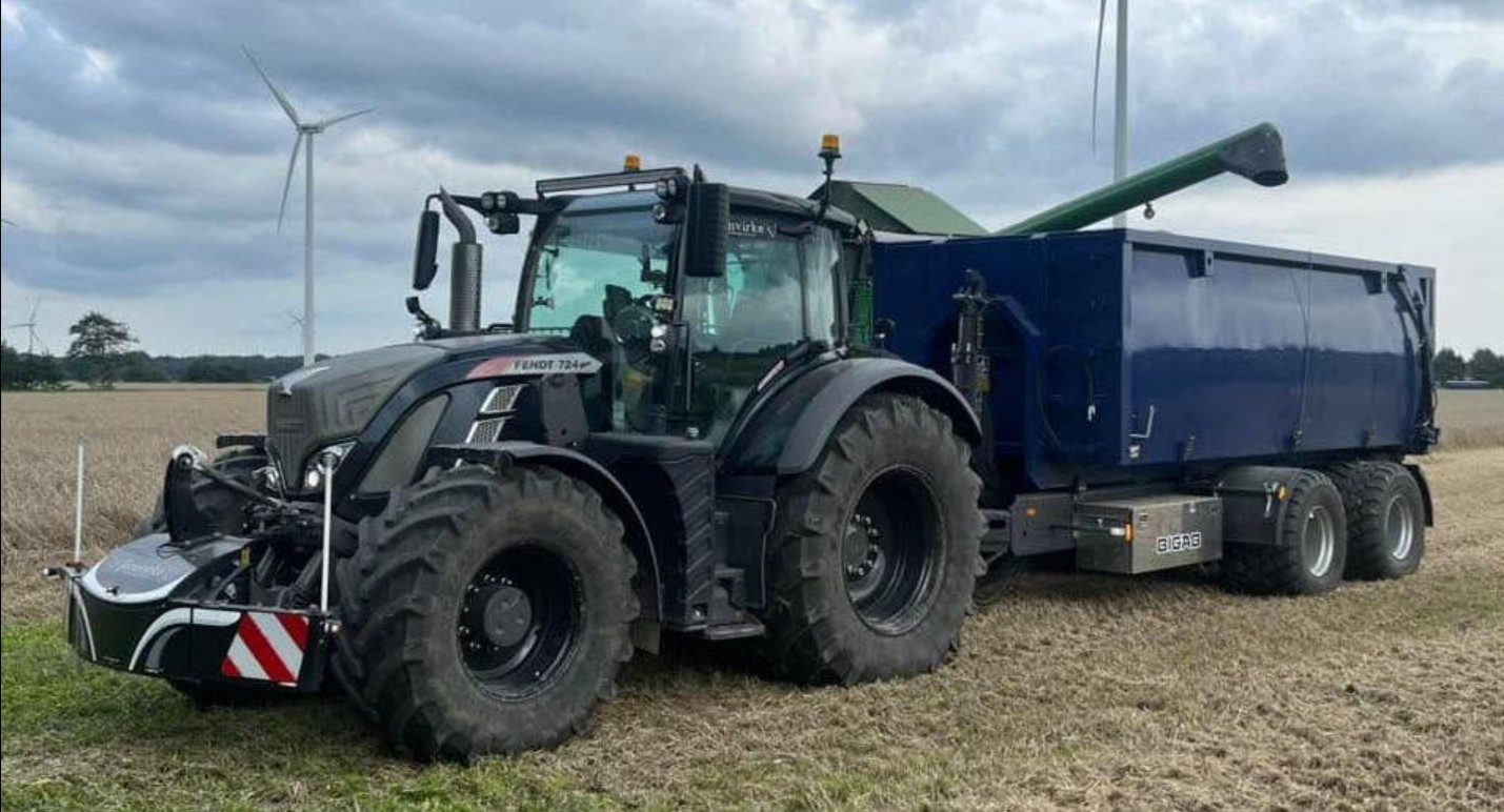 New Holland cu BIGAB și macara la lucru