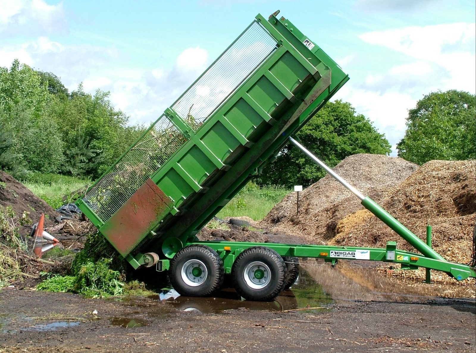JCB Hydradig încărcând container BIGAB