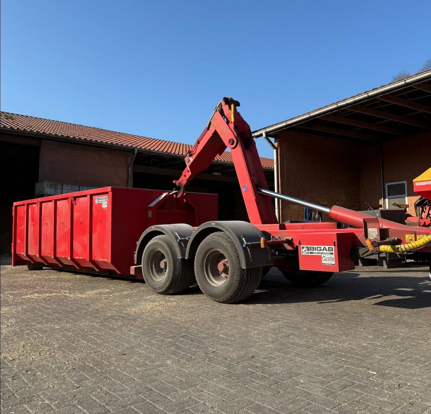 BIGAB hook lift basculând un container cu prelată